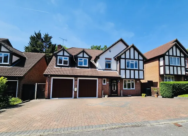 Priory Field Drive, Edgware HA8, photo 1
