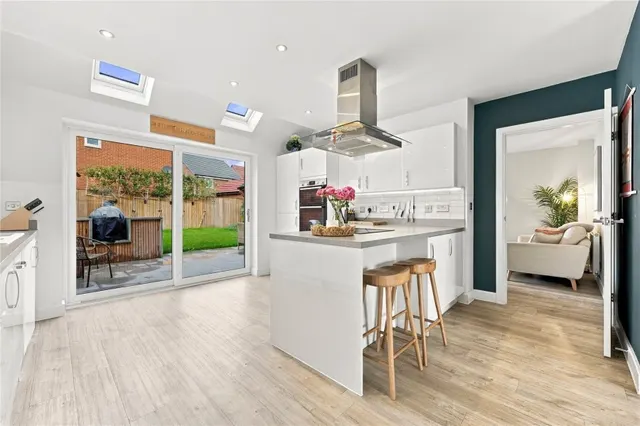 with 4 bedrooms in Saffron Walden, CB10, photo 3