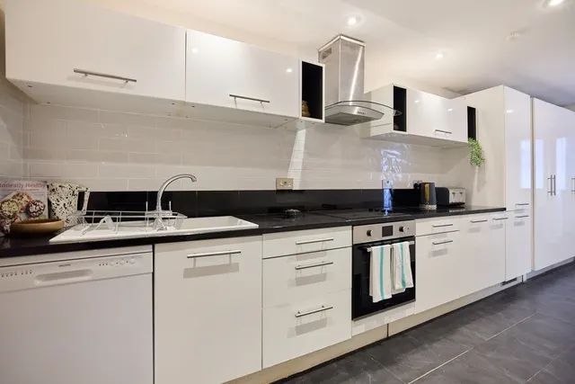 Photo 2 — Holland Road, London W14