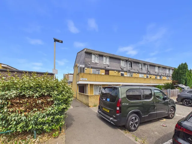 Feltham, Middlesex, photo 1