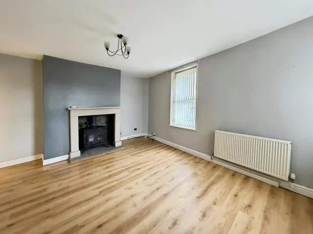 Platt Square, Cleckheaton, BD19, photo 2