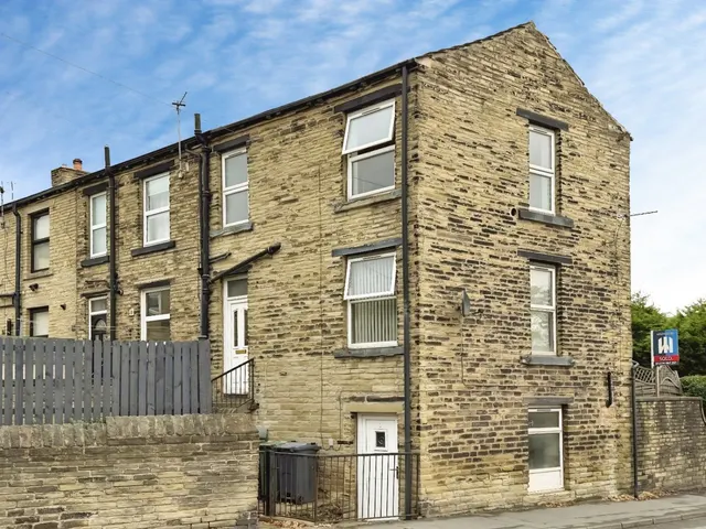 Platt Square, Cleckheaton, BD19, photo 1