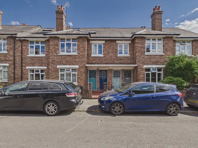 Strickland Row, London, SW18, photo 1