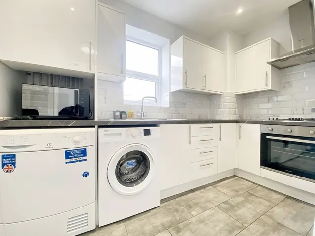 Cowley Road, Uxbridge, UB8, photo 1