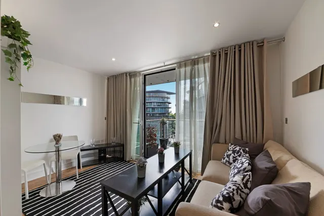 1 bedroom flat, Queenstown Road, London, SW11