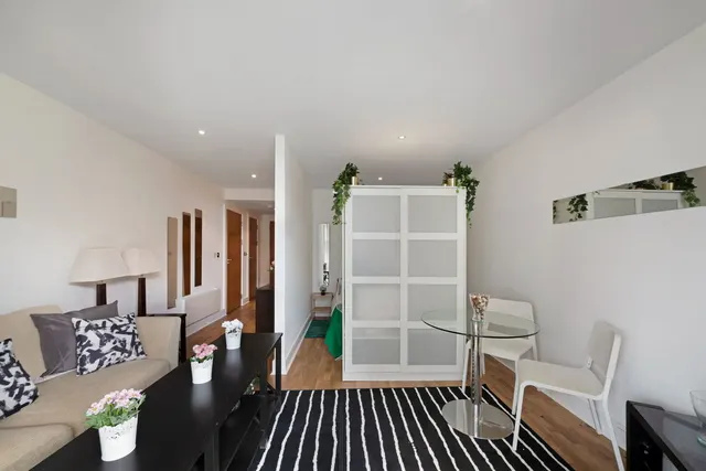 Queenstown Road, London, SW11, photo 2