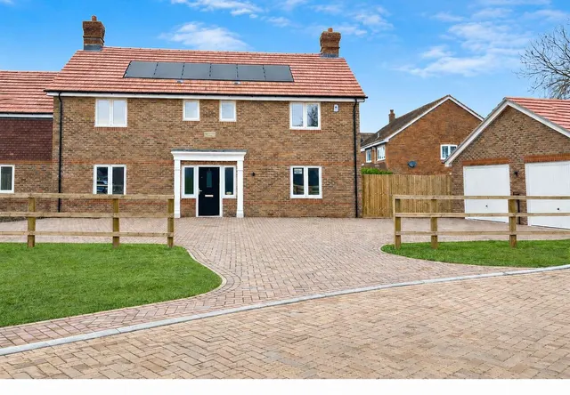 Photo 3 — Meadow View, Fields View Close, Pamber End, Tadley, West Berkshire, RG26 5WS