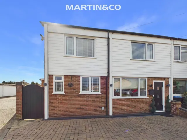 Harcourt Close, Egham, photo 1