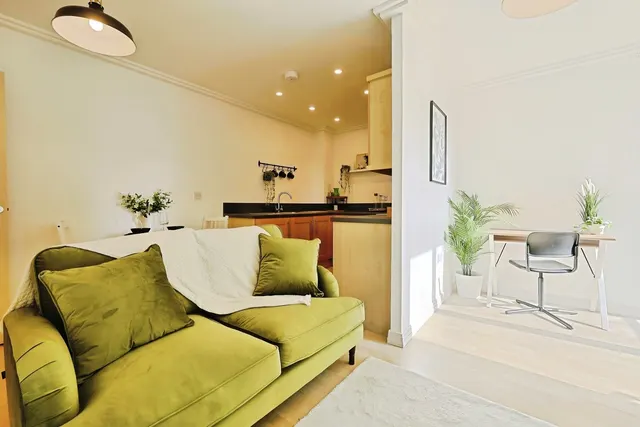 Victoria Road, London, W3, photo 2