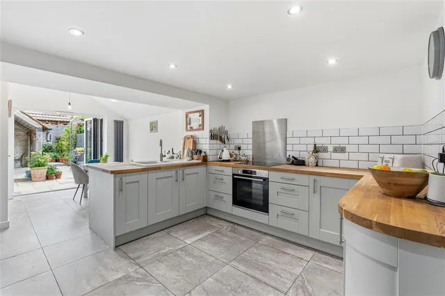High Street, Swayfield, NG33, photo 1