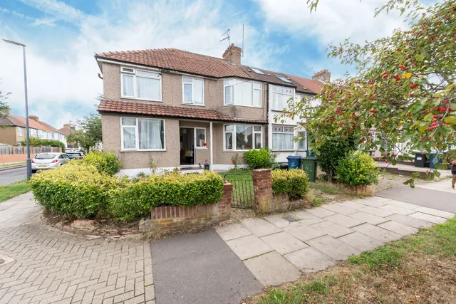 84 Roxeth Green Avenue, Harrow, photo 1