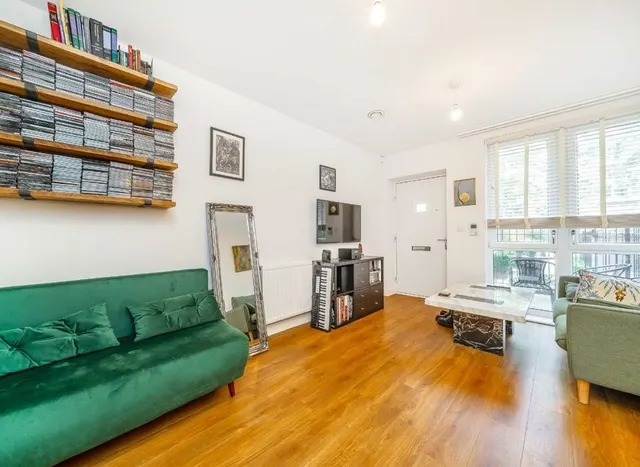 Colonnade Gardens, Acton, W3, photo 2