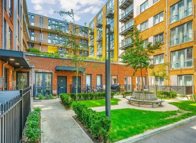 Colonnade Gardens, Acton, W3, photo 1
