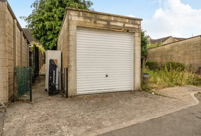 Photo 3 — Holcombe Close, Somerset, Bathampton, BA2 6UR