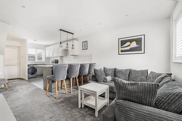 Alexander Road, Egham, TW20, photo 2