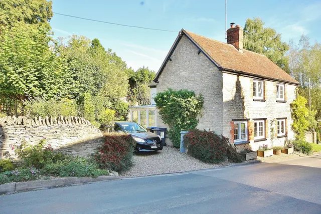 Leafield Road, Crawley, photo 1