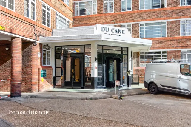 Balham High Road, London, photo 1