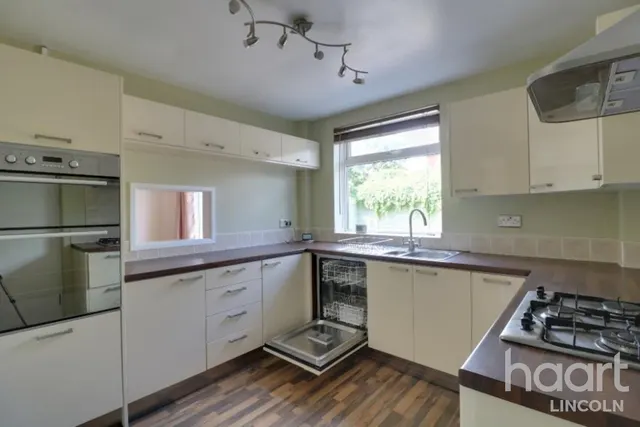 Greetwell Place, LN2, photo 3