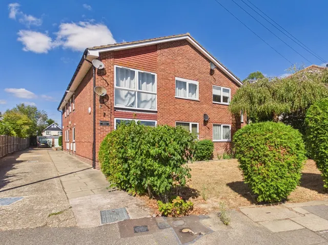 Cumberland Road, Ashford, TW15, photo 2