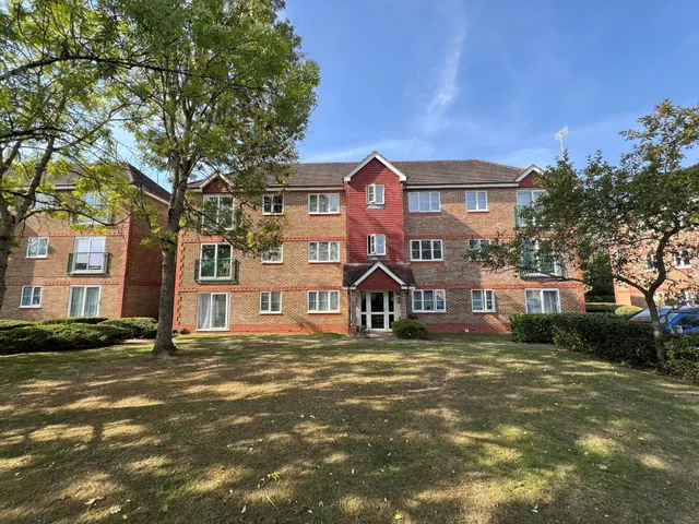 Maidenbower, RH10, photo 1