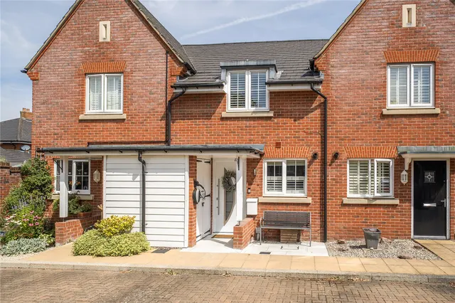Hatts Close, Hartley Wintney, Hook, Hampshire, RG27 8WX, photo 1