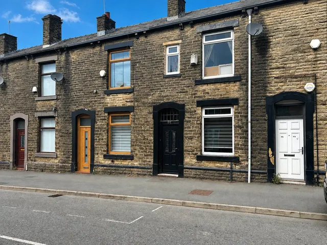 Beal Lane, Shaw, OL2, photo 1