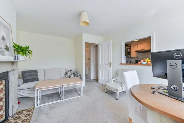 Photo 2 — First Floor Flat, 25 Killyon Road, London
