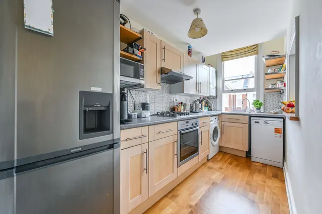 Photo 3 — First Floor Flat, 25 Killyon Road, London