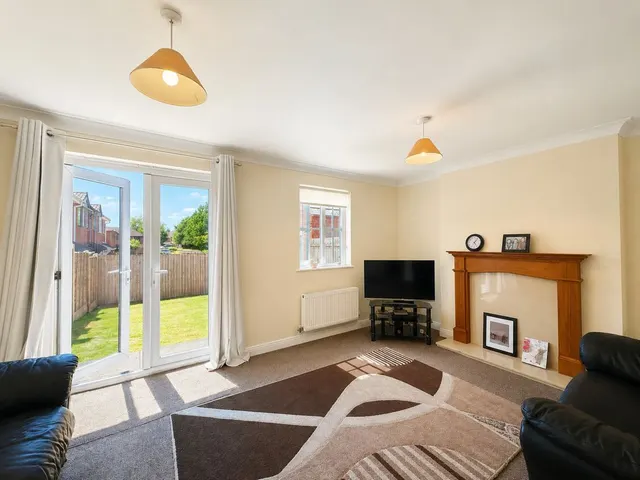 Silverdale Drive, Burntwood, WS7, photo 2
