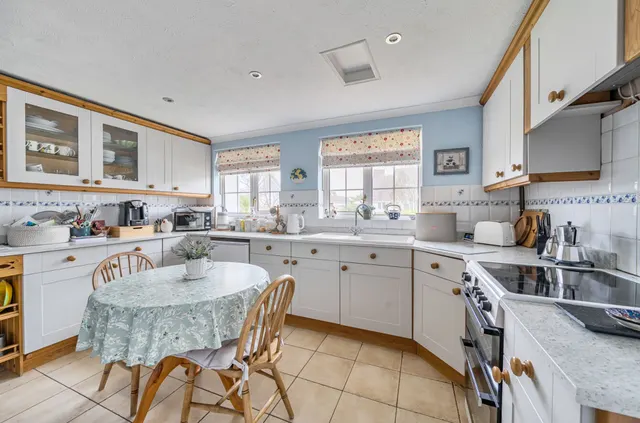 A'beckets Avenue, Aldwick Bay, PO21, photo 3