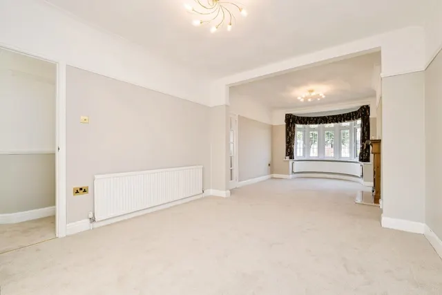 Photo 3 — Kent Drive, Hornchurch, RM12