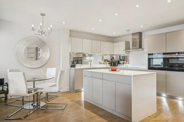 Photo 3 — South Park Crescent, Gerrards Cross, Buckinghamshire, SL9 8HJ