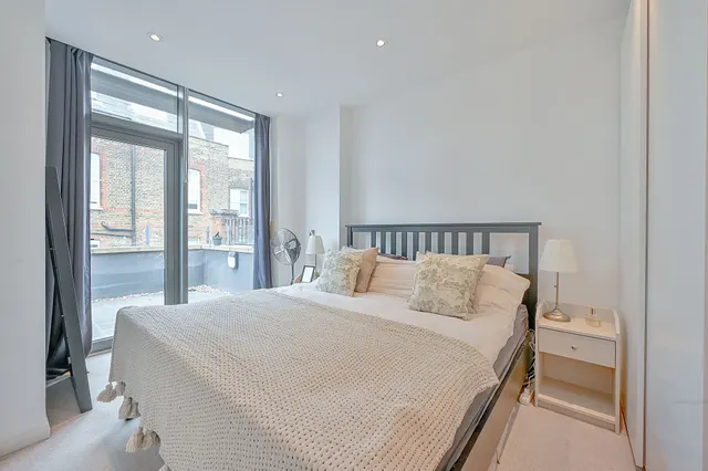 Photo 3 — Flat 10, York House, London