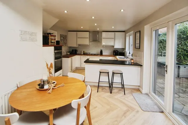 Shropshire Drive, Glossop, SK13, photo 3