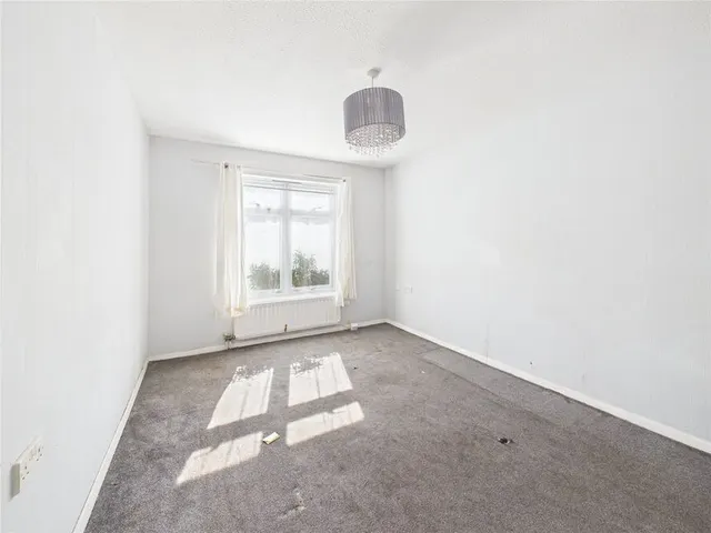 Photo 3 — Linnett Close, London, E4
