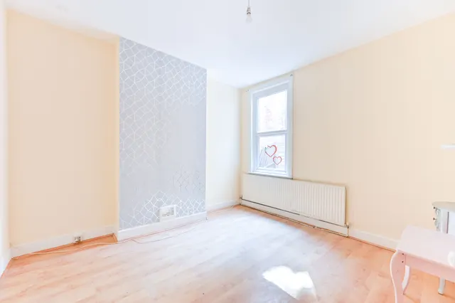 Photo 3 — 111 Deacon Road, London