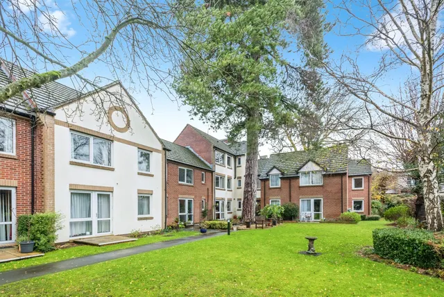 2 bedroom flat — Grovelands Avenue, Swindon