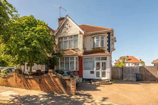 24 Hillcroft Crescent, Wembley, photo 1