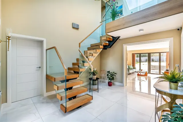 Yarm Way, Leatherhead, KT22, photo 3