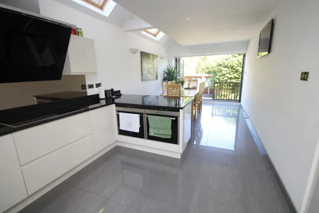 Penton Hook Road, Staines, photo 2