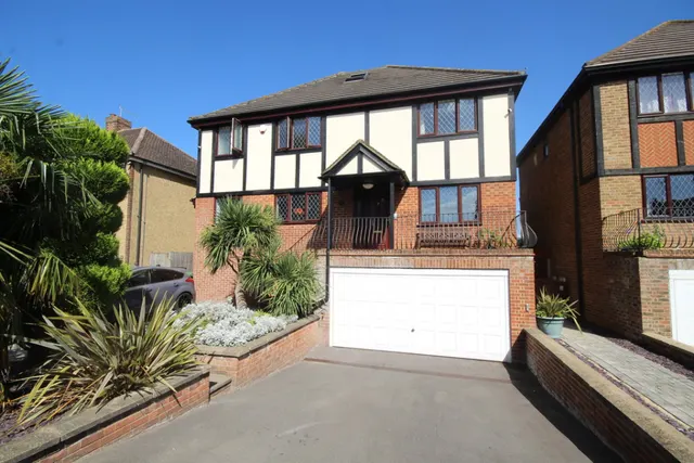 Penton Hook Road, Staines, photo 1
