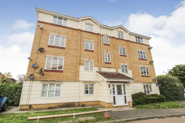 Cobham Close, Cippenham, photo 1
