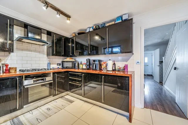 Photo 3 — Helegan Close, BR6