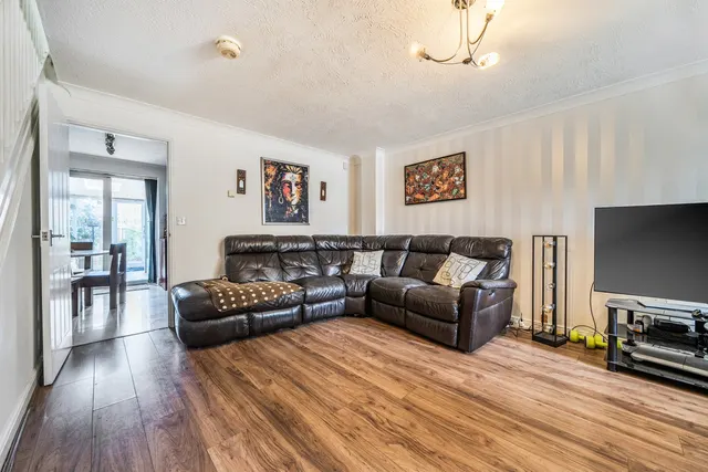 Photo 2 — Helegan Close, BR6