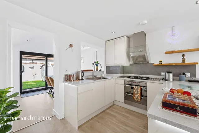 Photo 2 — Voewood Close, New Malden
