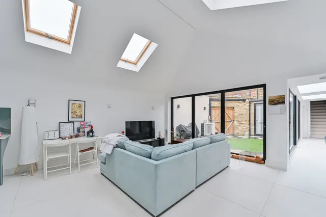 118a Bickersteth Road, London, photo 1