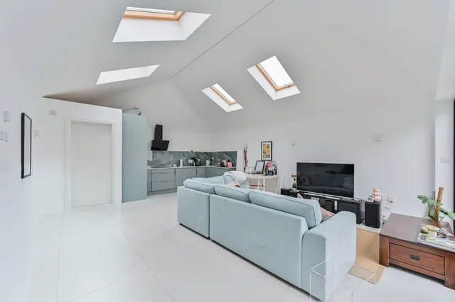 Photo 2 — 118a Bickersteth Road, London