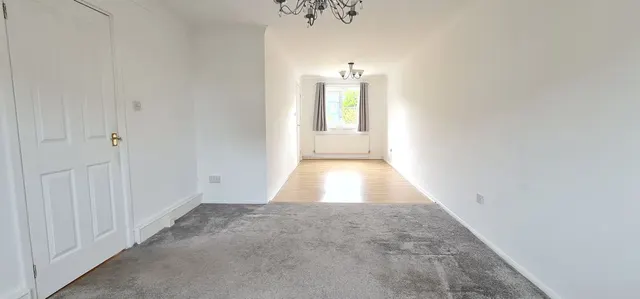 Photo 2 — Tendring Avenue, Rayleigh, Essex, SS6 9SB