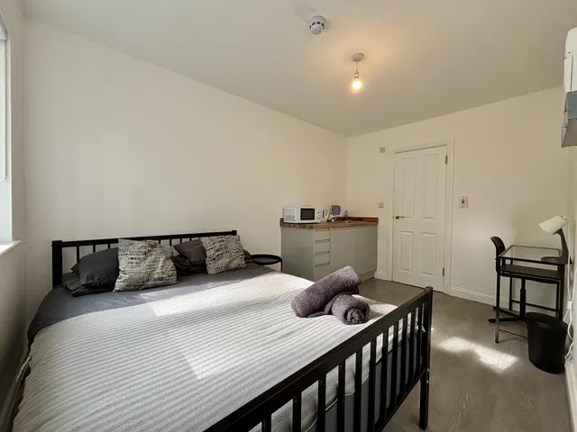 Kings Road, SE25, photo 1