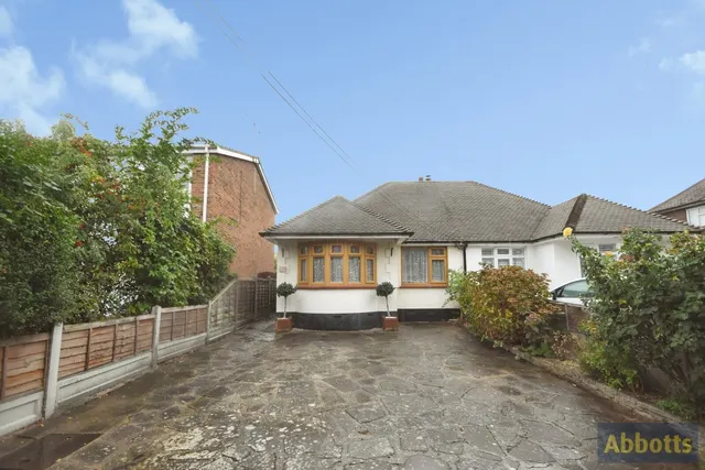 2 bedroom property, Creswick Avenue, Rayleigh, SS6